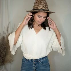 Entro Natural V Neck Cropped Top